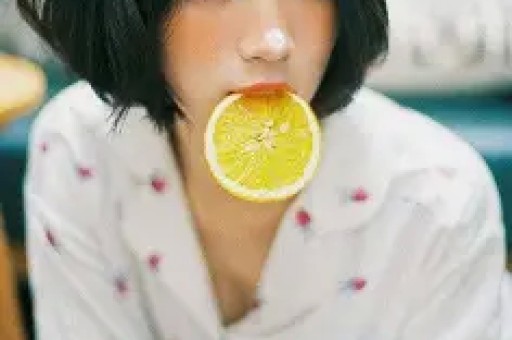 28岁周也恋情曝光手伸进男方衣服上下其手视频尺度还挺大！