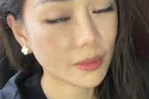曝顶流小花新恋情！恋上大13岁男导演街头对男友撒娇、耍小性子