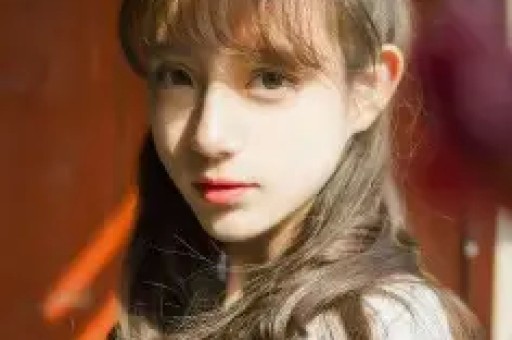 胡杏儿首度回应老公夜店偷食事件45岁穿蓝透人鱼裙大秀身材